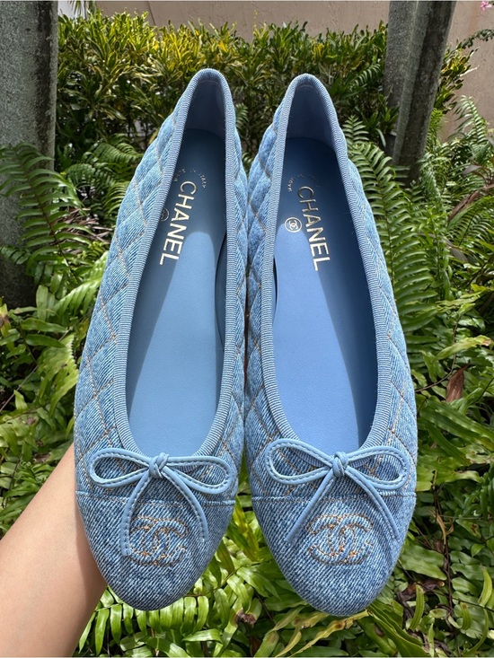 CHANEL Shoes - CHANEL 2026B Blue Quilted Denim Ballet Flats - Classic Logo size 38.5